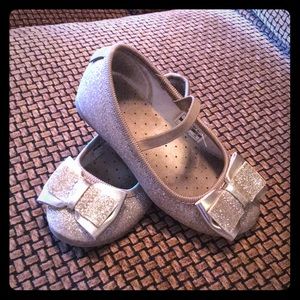 Carter’s gold sparkles mary janes w/bow; size 7